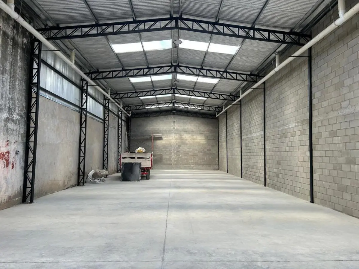 Interior real de un galpón construido